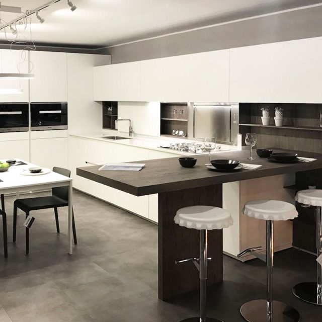 https://old.gruppo5.it/wp-content/uploads/2019/05/12-cucina-laccata-bianca-occasione-gruppo5-640x640.jpg