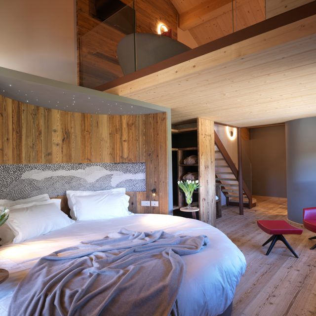 https://old.gruppo5.it/wp-content/uploads/2022/07/1-camera-hotel-design-montagna-legno-portule-640x640.jpg