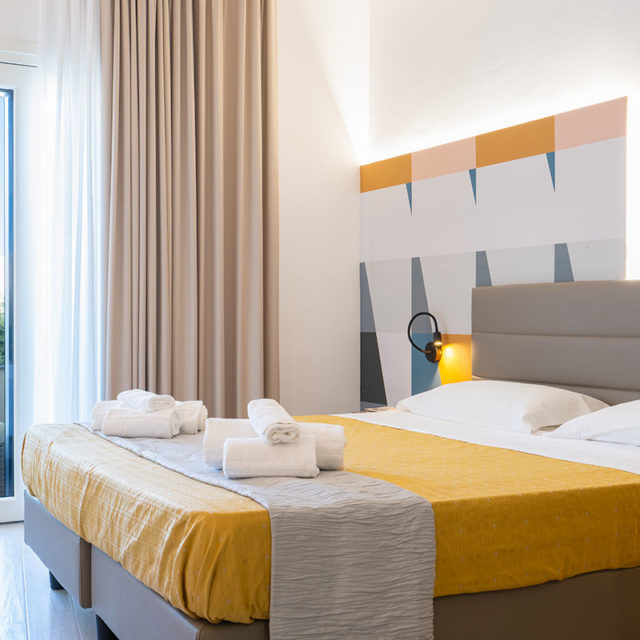 https://old.gruppo5.it/wp-content/uploads/2022/10/2-DLX-SV-progettazione-arredamenti-minimal-camere-hotel-640x640.jpg