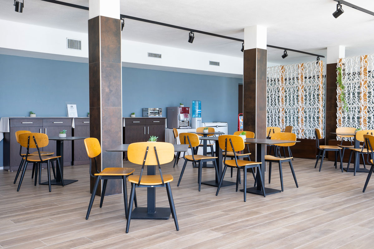 arredo-moderno-sala-colazioni-hotel-horizon4