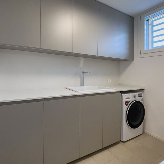https://old.gruppo5.it/wp-content/uploads/2025/01/2-mobile-grigio-lavanderia-su-misura-640x640.jpg