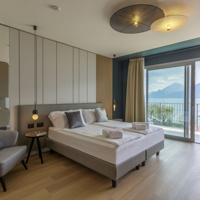 https://old.gruppo5.it/wp-content/uploads/2025/05/arredo-hotel-drago-lago-garda-camera-moderna-38-640x640.jpg