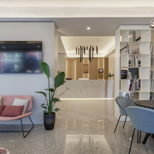 https://old.gruppo5.it/wp-content/uploads/2025/05/arredo-reception-hotel-moderno-su-misura-19-640x640.jpg